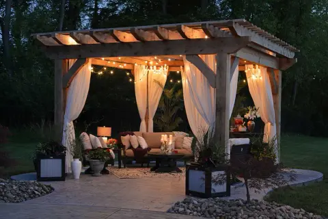 Mysig altan inspiration med draperade vita tyger, ljusslingor och bekväma möbler. Perfekt för sommarkvällar.